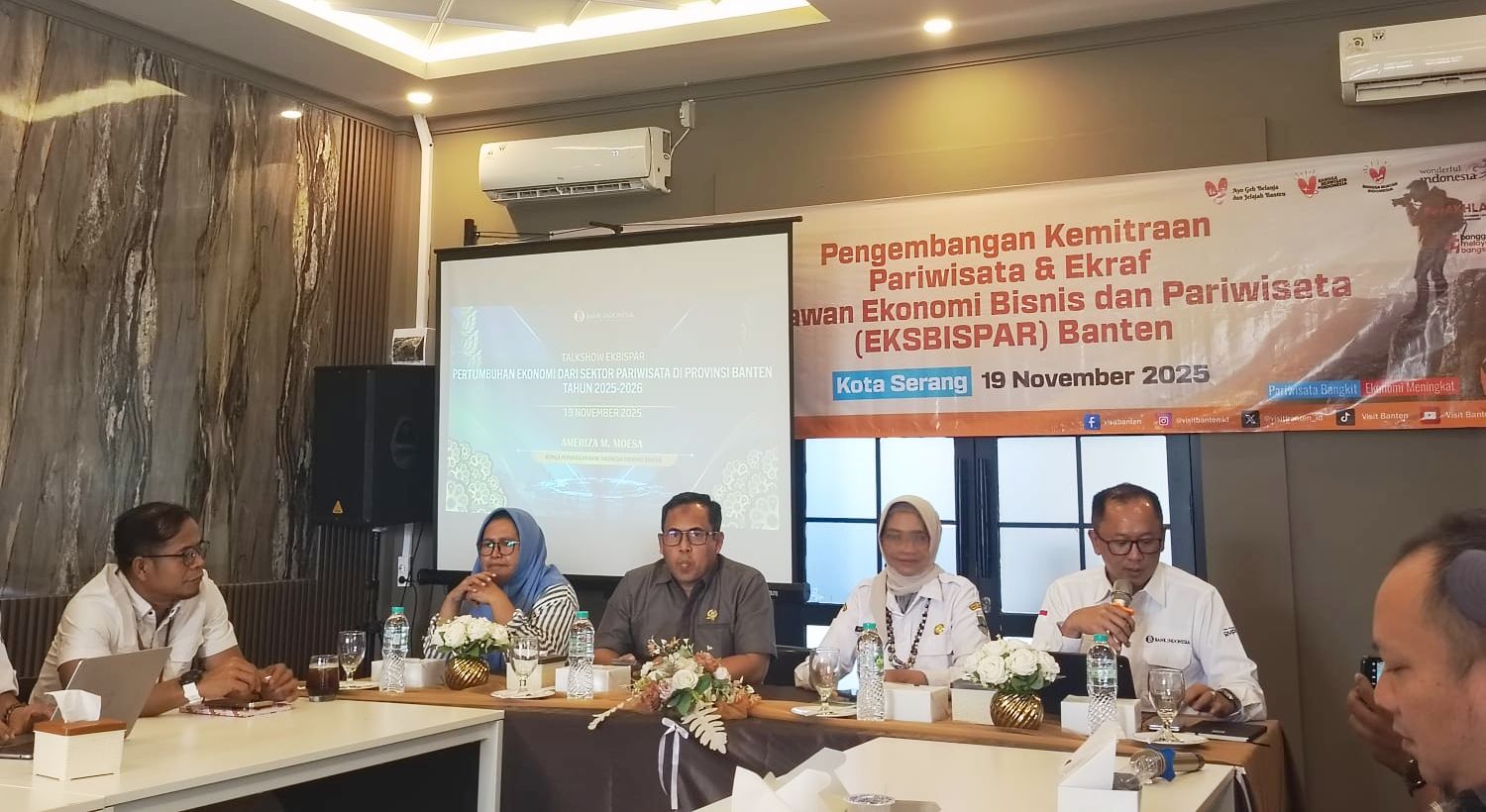 Kepala Dispar Banten Eli Susiyanti (kedua dari kanan) saat menghadiri acara bertajuk 'Pengembangan Kemitraan Pariwisata dan Ekraf' yang digelar di salah satu kafe di Kota Serang l Dok. Dwi MY-BNC