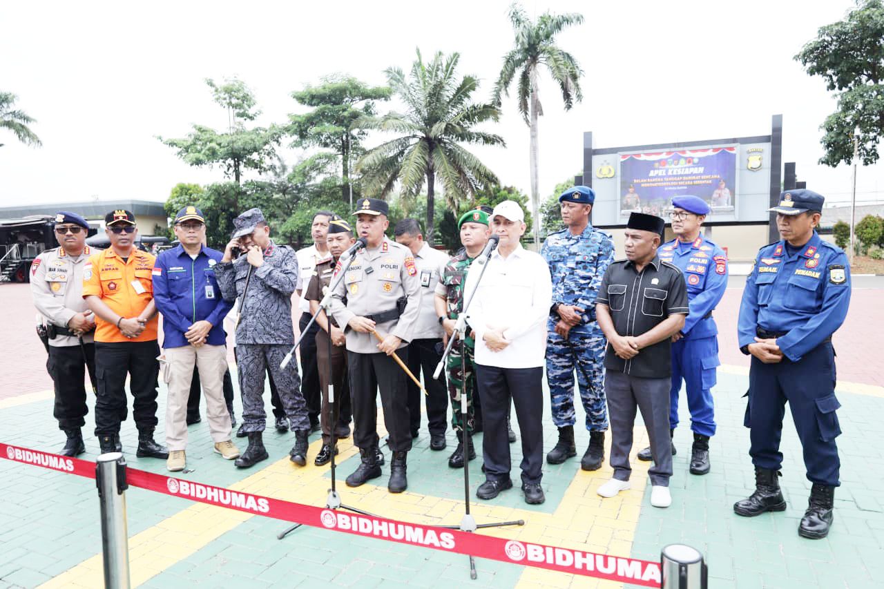 Kapolda Banten Irjen Pol Hengki bersama Wakil Gubernur Banten Achmad Dimyati Natakusumah memimpin Apel bertajuk ‘Kesiapsiagaan Tanggap Darurat Bencana Hidrometeorologi Tahun 2025’ l Dok. Istimewa