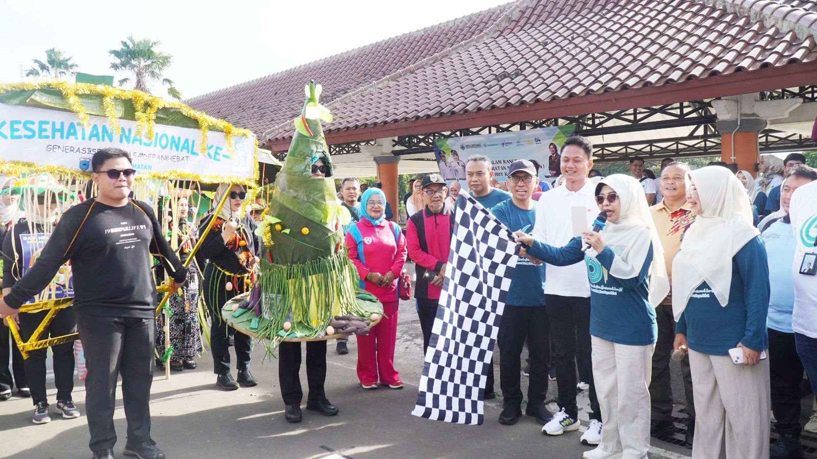 Bupati Dewi saat membuka acara pawai Jalan sehat di alun alun Pandeglang | doc.difeni - BNC