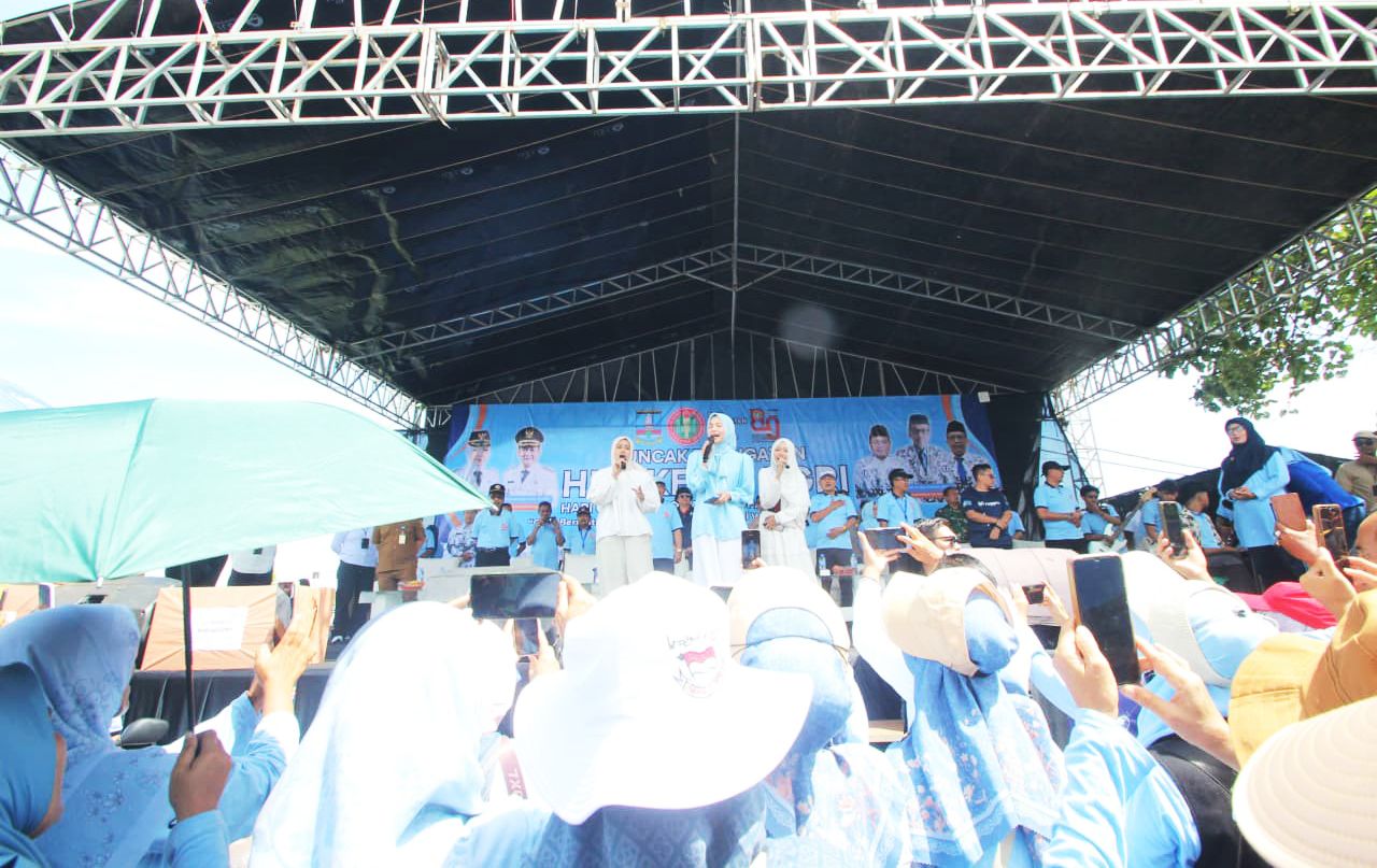 Peringatan Hari Ulang Tahun ke-80 PGRI dan Hari Guru Nasional di Pantai Florida, Kecamatan Cinangka l Dok. Istimewa