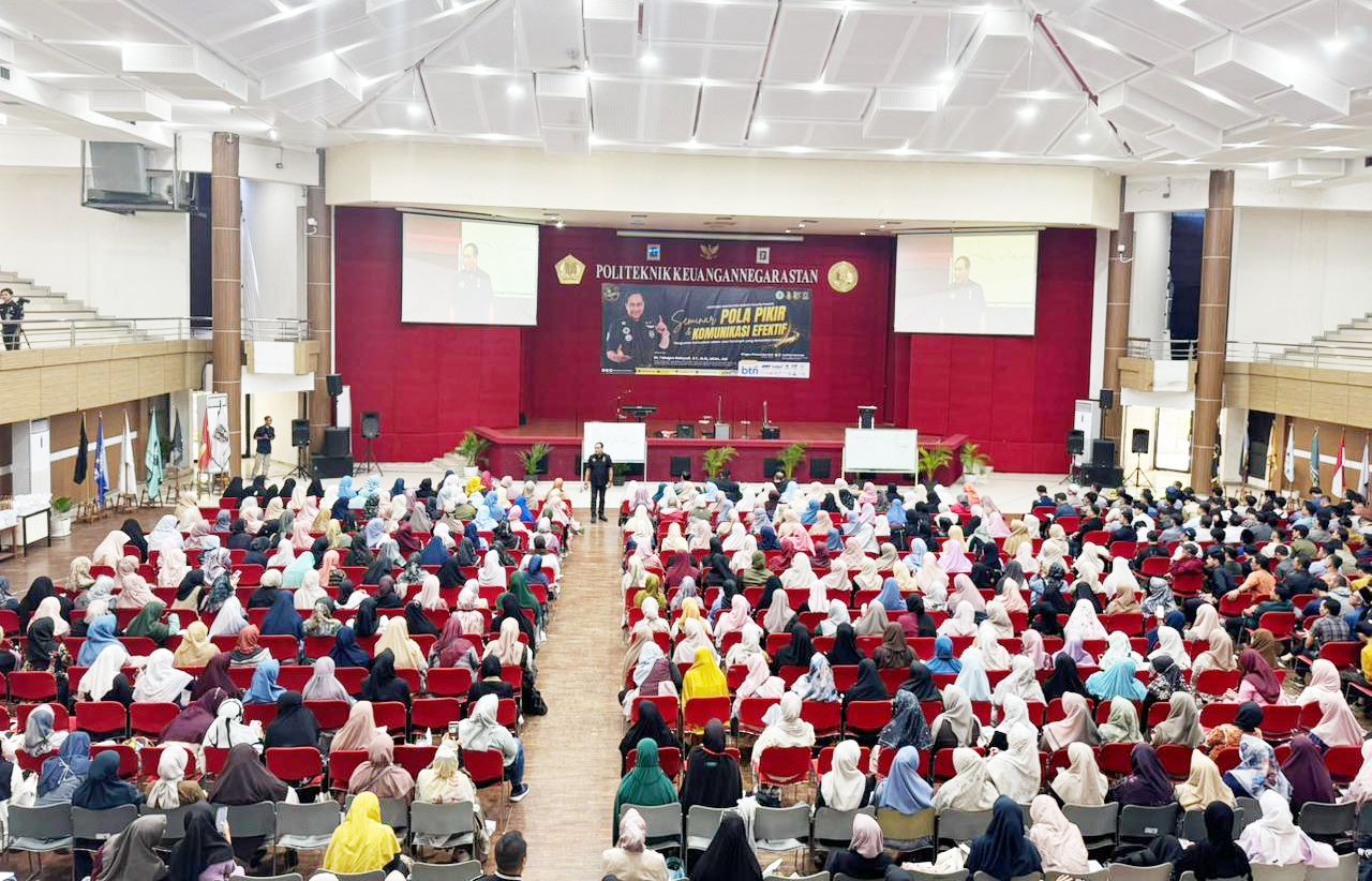 Ratusan peserta tampak antusias mengikuti seminar pola pikir dan komunikasi efektif  yang dilksanakan KAHFI BBC Motivator School pada Minggu, 9 November 2025 kemarin, di kampus Politeknik Keuangan Negara STAN (PKN STAN), Bintaro, Tangerang Selatan. | Dok. KAHFI Media