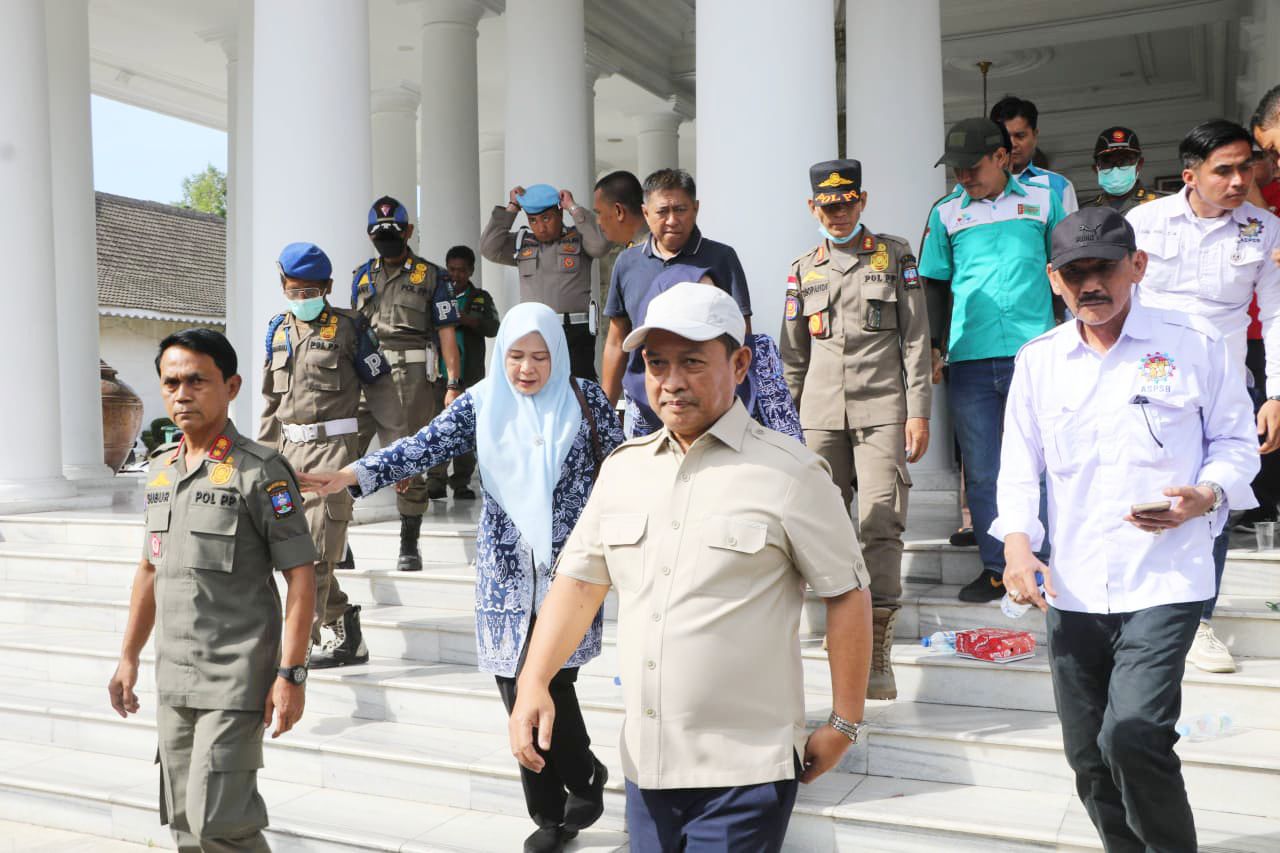 Wakil Bupati Serang Najib Hamas saat menemui perwakilan buruh l Dok. DMY-BNC