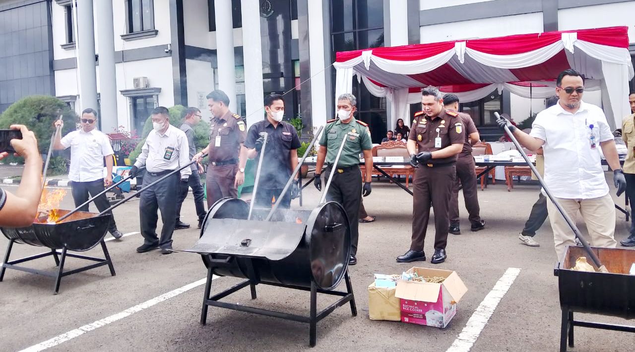 Suasana saat barang bukti di musnahkan di halaman kantor Kejari, Rabu, 26 November 2025. | Dok. Difeni-BBC