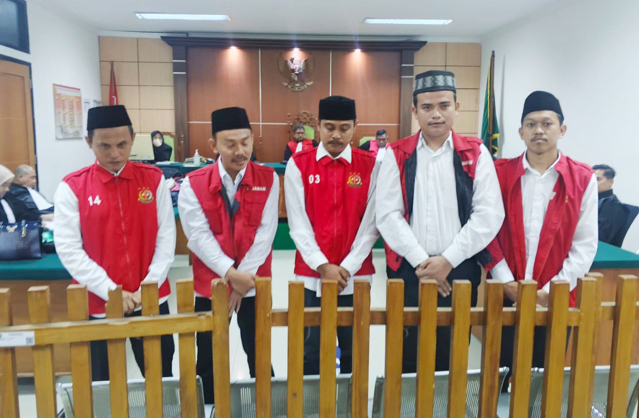 Para terdakwa kasus dugaan pengeroyokan pegawai KLH dan jurnalis di PT Genesis l dok. Istimewa