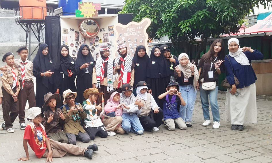 Peserta didik dari PKBM Amaluna Ciruas berfoto bersama usai pertunjukan dalam kemeriahan NOF Expo 43 TH di Kampus Ciwaru, Jalan Ciwaru Raya, Kota Serang l Dok. Dwi MY-BNC