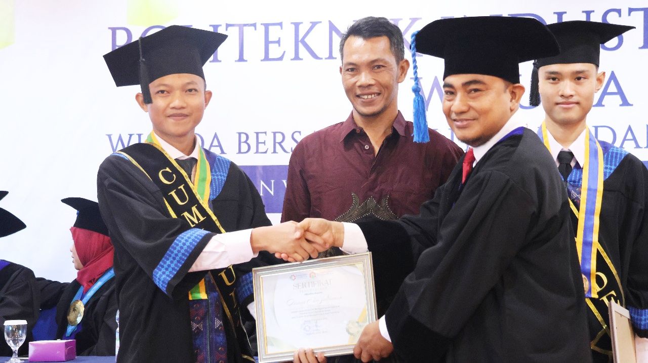 Direktur Politeknik Industri Petrokimia Banten saat mengikuti prosesi wisuda di gedung Pendidikan l Dok. Dwi MY-BNC