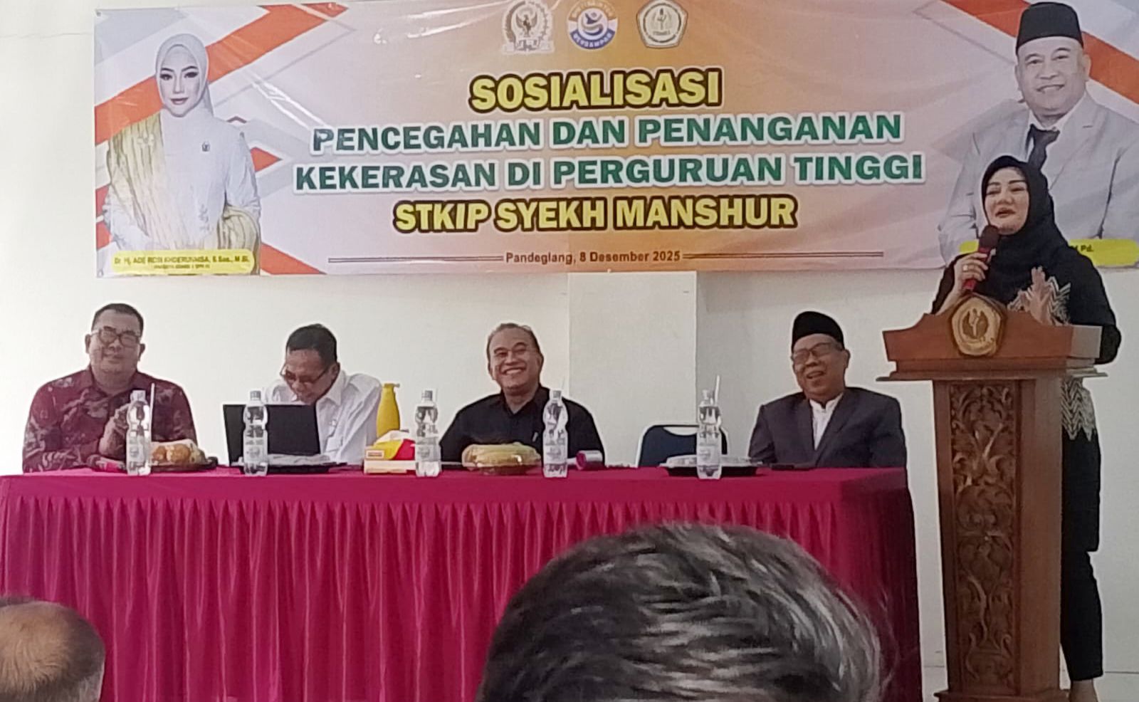 Anggota DPR-RI komisi x Adde Rosi Khoerunnisa saat memberikan materi tentang sosialisasi pencegahan dan penanganan kasus kekerasan seksual di perguruan tinggi yang berlangsung di gedung aula STKIP syekh Manshur kabupaten Pandeglang| dok. Difeni - BNC
