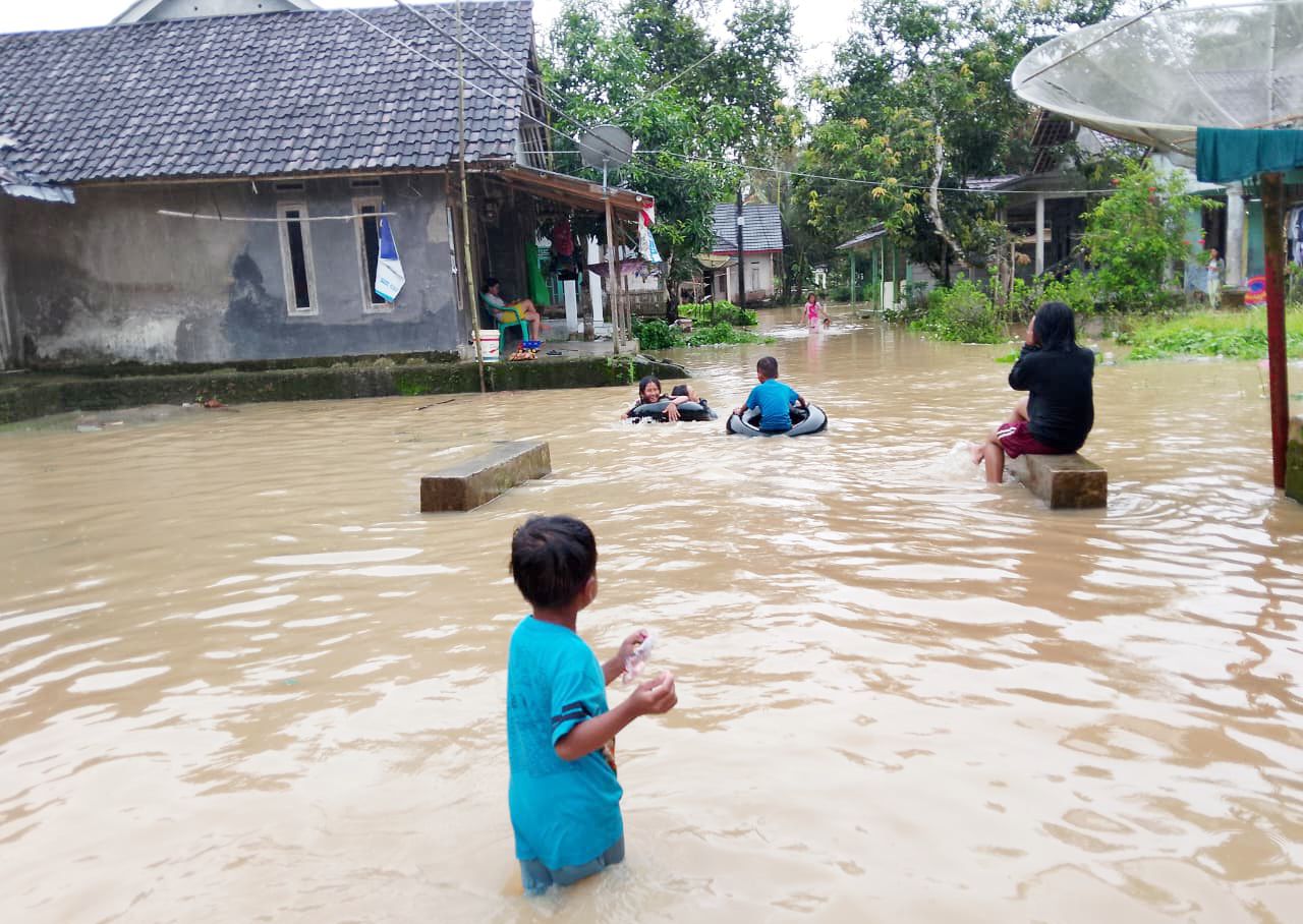 Genangan air tampak merendam sejumlah rumah di Desa Idaman, Kecamatan Patia, Kabupaten Pandeglang, pada Rabu, 17 Desember 2025. | Dok. Difeni - BNC