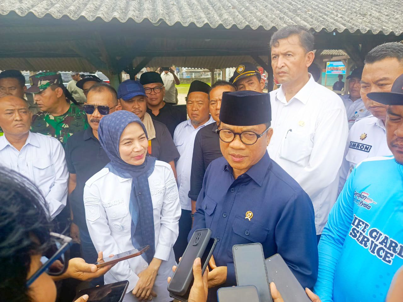 Bupati Serang Ratu Rachmatuzakiyah bersama Mendes PDT Republik Indonesia Yandri Susanto saat melakukan pantauan di Anyer, Kabupaten Serang l Dok. Dwi MY-BNC