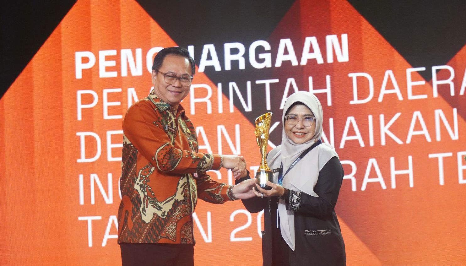 Bupati Pandeglang saat menerima Penghargaan bergengsi tersebut diserahkan dalam acara yang berlangsung di Kempinski Grand Ballroom, Lantai 11, Kebon Kacang Raya, Jakarta Pusat, Rabu, 10 Desember 2025. | Dok. Istimewa