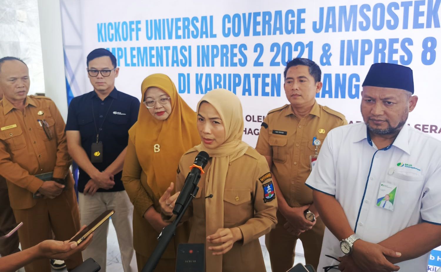 Bupati Serang Ratu Ratu Rachmatzakiyah dan jajaran bersama Kepala BPJS Ketenagakerjaan Cabang Serang Uus Supriyadi saat diwawancarai usai penandatanganan MoU l Dok. Dwi MY-BNC 