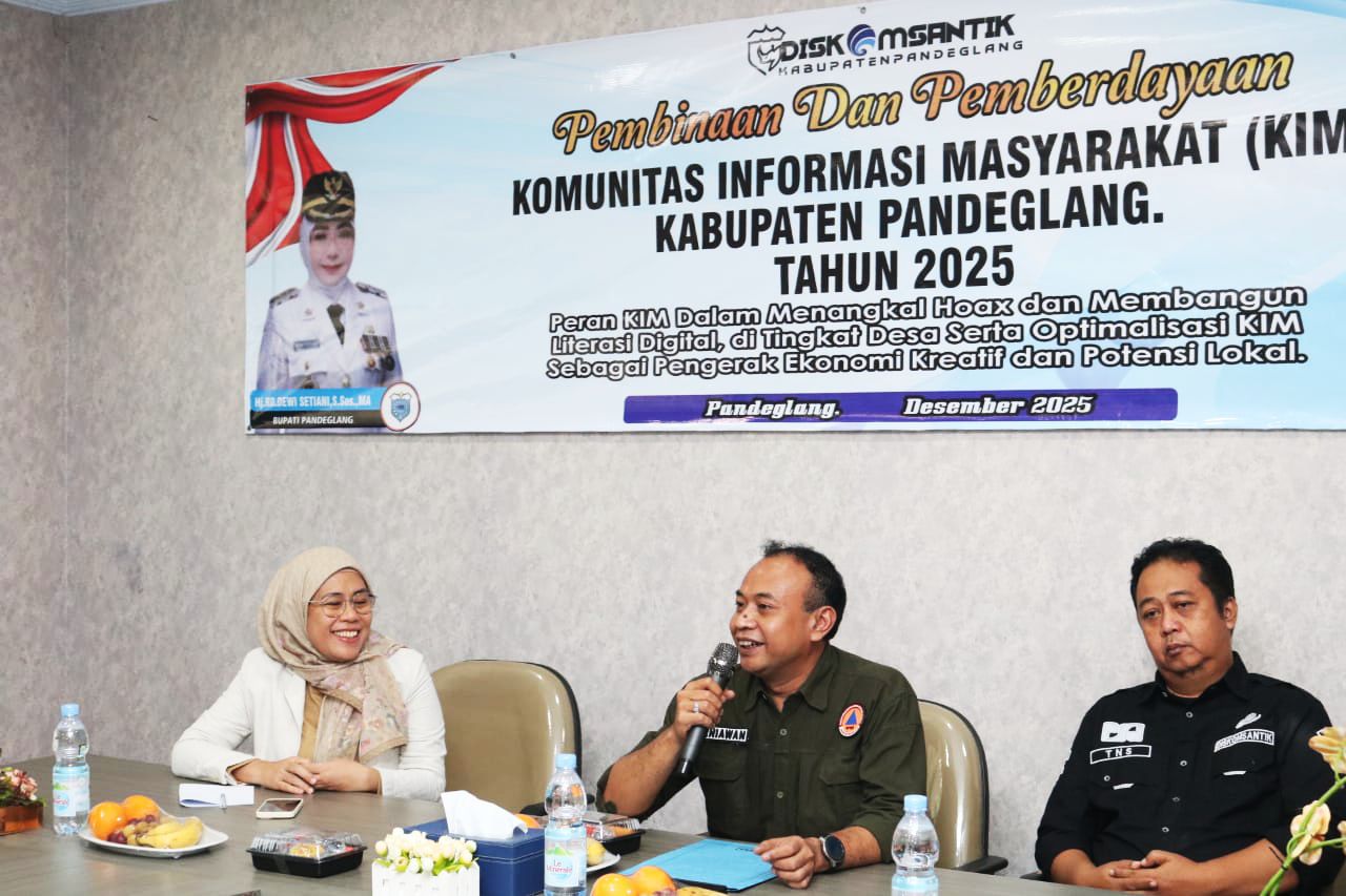 Plt Asisten Daerah (Asda) Administrasi Umum Setda Pandeglang, Riza Ahmad Kurniawan, yang mewakili Bupati Pandeglang, pada saat Pembinaan dan Pemberdayaan KIM Kabupaten Pandeglang 2025 di Oproom Mal Pelayanan Publik (MPP), Selasa, 30 Desember 2025. | Dok. Difeni - BNC