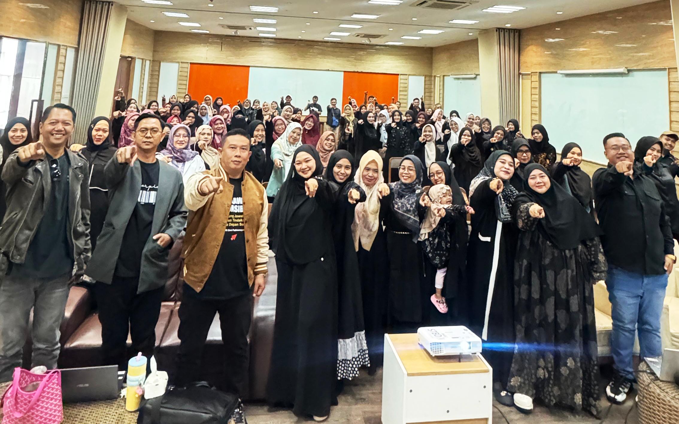 Pemateri, panitia dan peserta workshop Menjadi Mitra SR12 Produktif, foto bersama seusai acara di sebuah restoran di kawasan Citangkil, Kota Cilegon, Banten, Minggu, 30 November 2025, | Dok. Adi-BBC