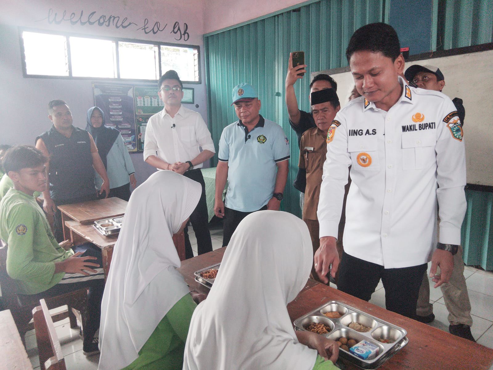 Wakil Bupati Pandeglang, Iing Andri Supriadi, saat meninjau pendistribusian MBG, Selasa, 9 Desember 2025 | Dok. Difeni - BNC
