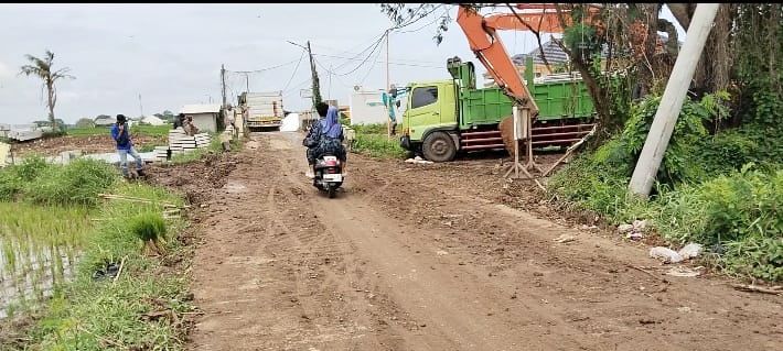 Kondisi jalan rusak dan berlumpur yang menjadi perlintasan proyek rehabilitasi irigasi Sungai DI Ciujung Timur l Dok. Dwi MY-BNC