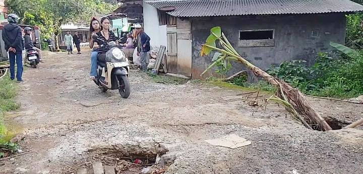 Kondisi jalan utama yang melewati gorong gorong pada Kamis, 25 Desember 2025. | Dok. Difeni - BNC