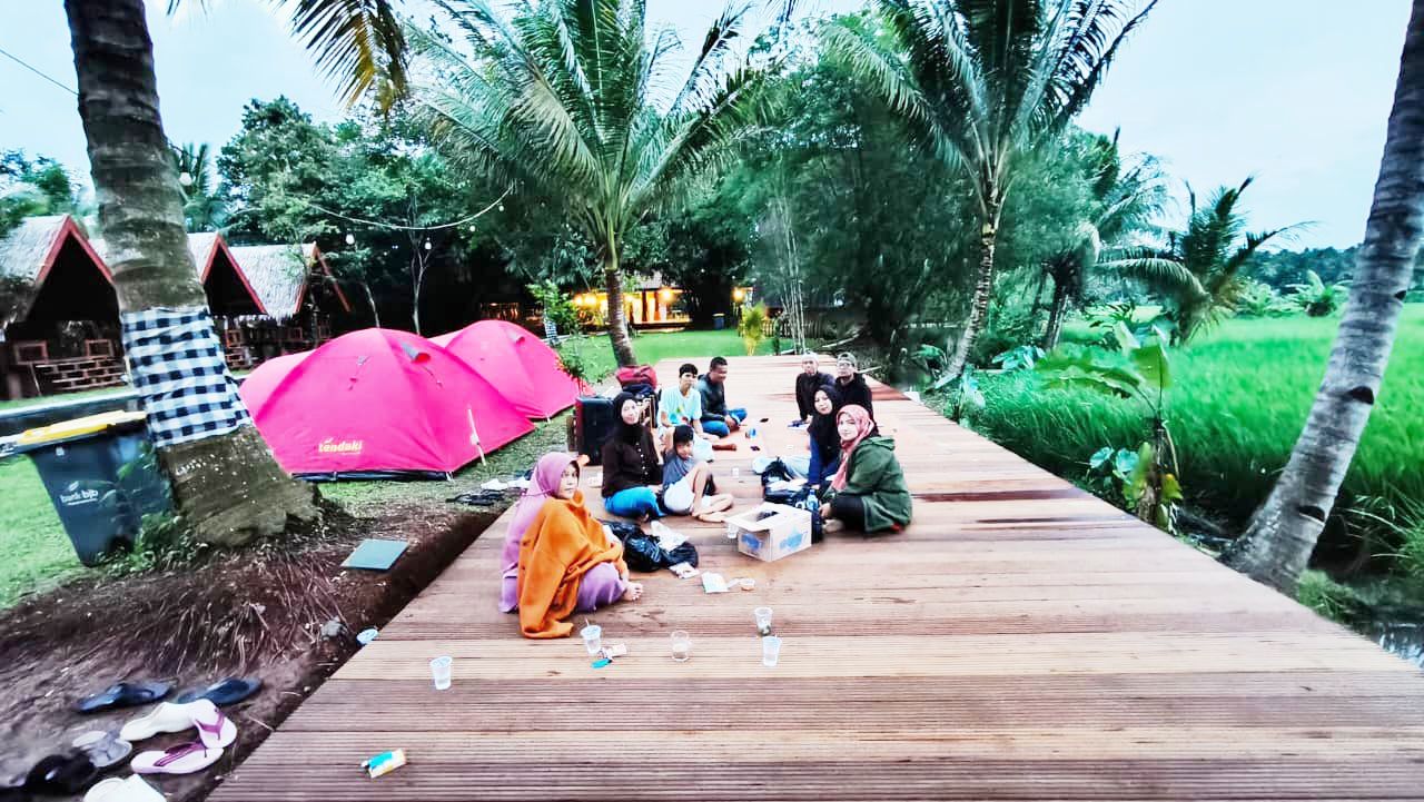 Lia bersama rombongan yang tengah camping di wisata bukit sinyonya, Minggu, 28 Desember 2025. | dok. Difeni - BNC