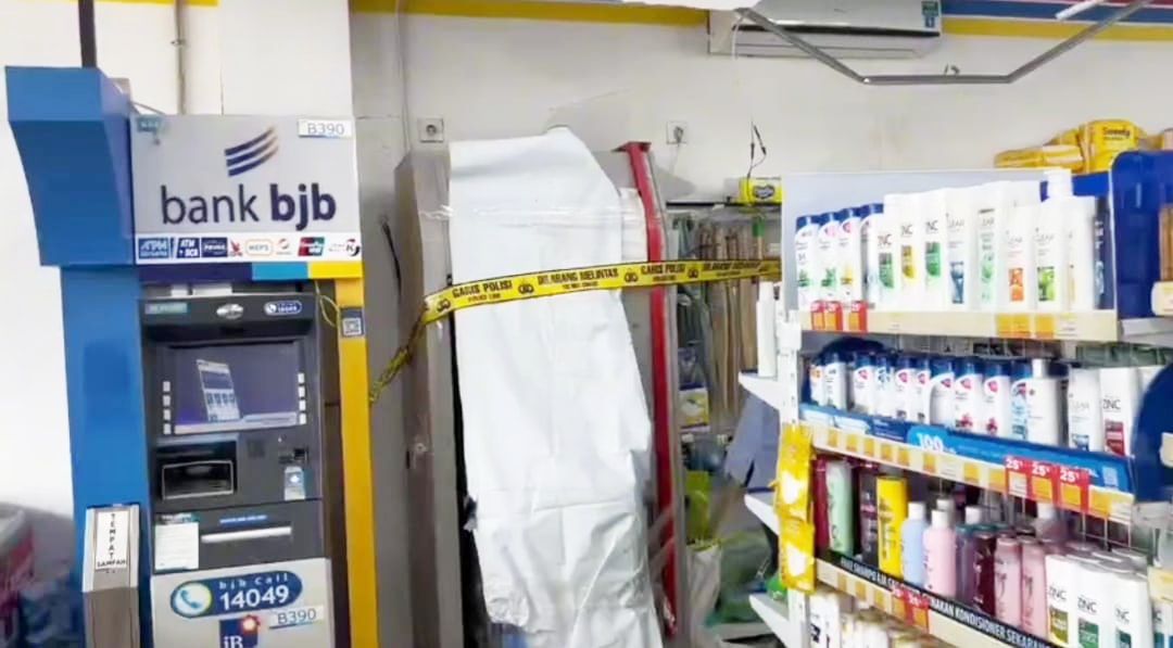 Kondisi ATM Bank Banten yang dipasangi garis polisi usai kejadian pencurian di Kelurahan Kaligandu, Kota Serang | Dok. Dwi MY-BNC