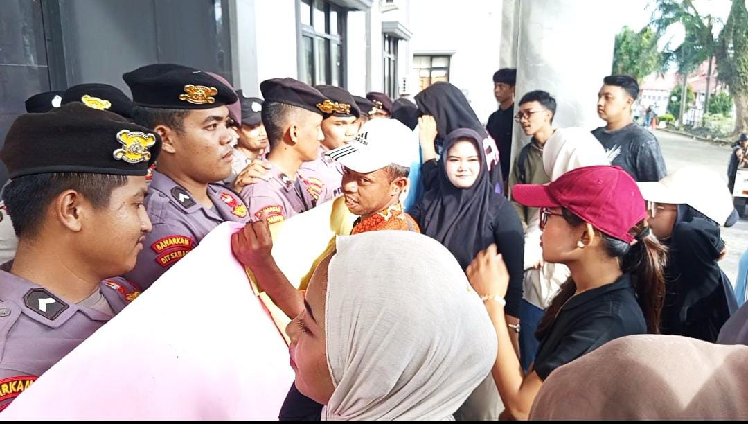 Mahasiswa yang tergabung dalam Aliansi Mahasiswa Peduli Pendidikan saat unjuk rasa di halaman kantor Sekretariat Daerah Kabupaten Pandeglang | dok. guntur-BNC
