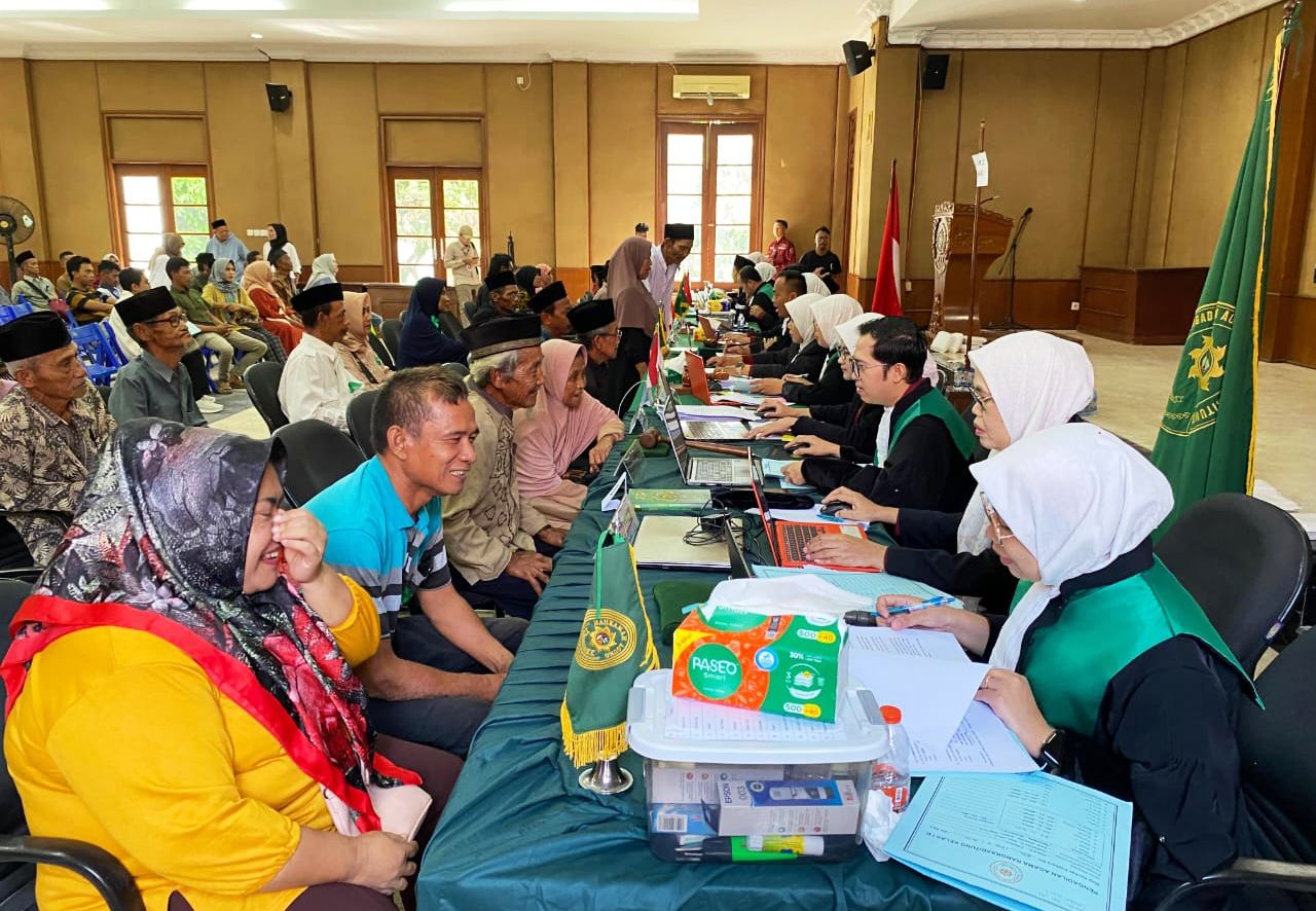 Potret ratusan pasangan suami istri yang mengikuti sidang isbath nikah di gedung PKK pendopo Bupati Lebak pada Rabu, 10 Desember 2025 | Dok. Istimewa