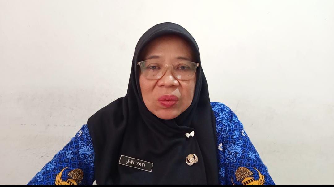Eni Yati, Kepala Dinas Kesehatan Pandeglang saat diwawancarai wartawan pada Senin, 1 Desember 2025 | Dok. Guntur-BBC