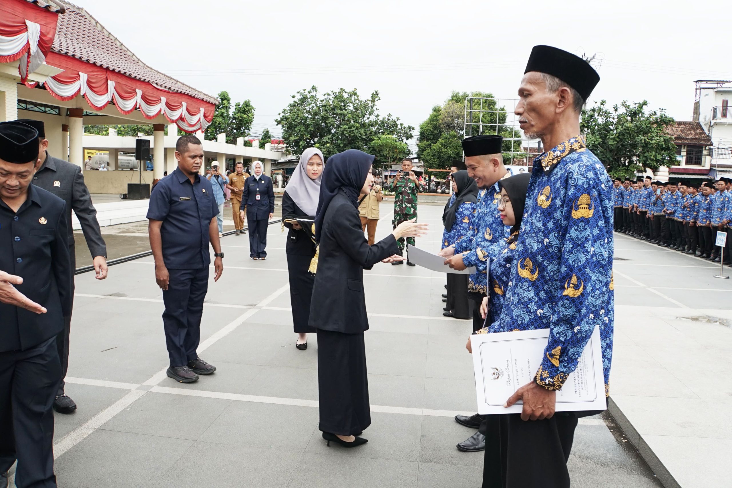 Pelantikan pegawai pemerintah dengan perjanjian kerja (PPPK) paruh waktu di lingkungan Pemerintah Kabupaten Serang yang berlangsung di Alun-alun Kecamatan Kramatwatu l Dok. Istimewa