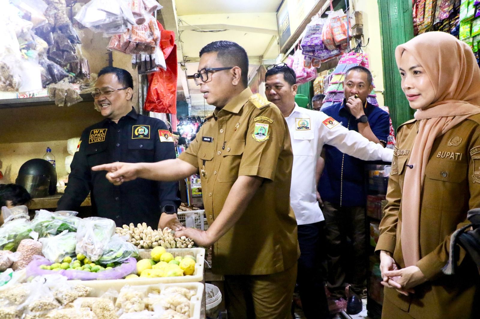 Bupati Serang Ratu Rachmatuzakiyah saat mendampingi Gubernur Banten Andra Soni di Pasar Ciruas | Dok. Istimewa