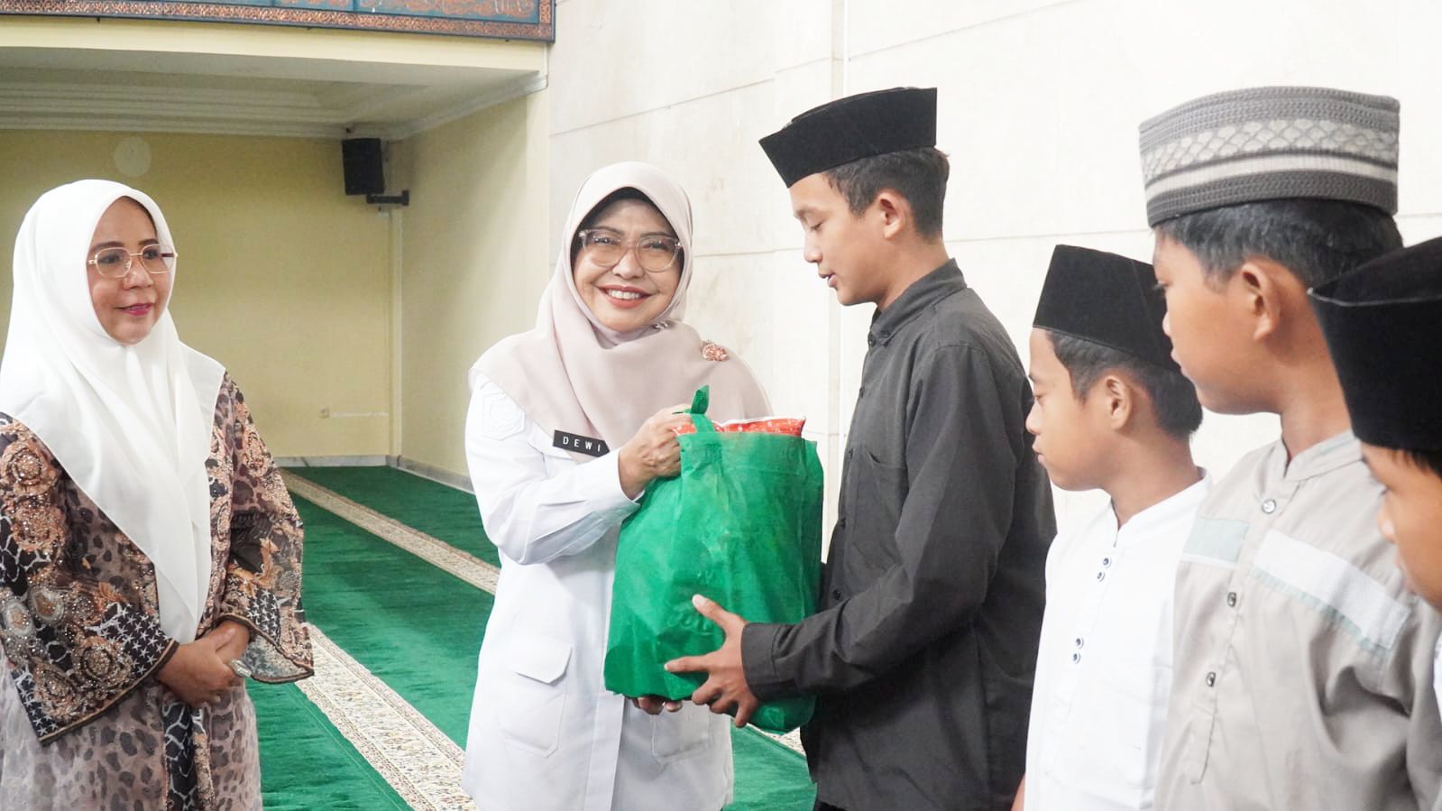 Saat simbolis penyerahan bantuan pendidikan  kepada 180 mahasiswa Strata 1 (S1) asal Pandeglang. Penyaluran dilakukan pada Rabu, 24 Desember 2025. di Masjid Agung Ar-Rohman, Pandeglang | Dok. Difeni - BNC