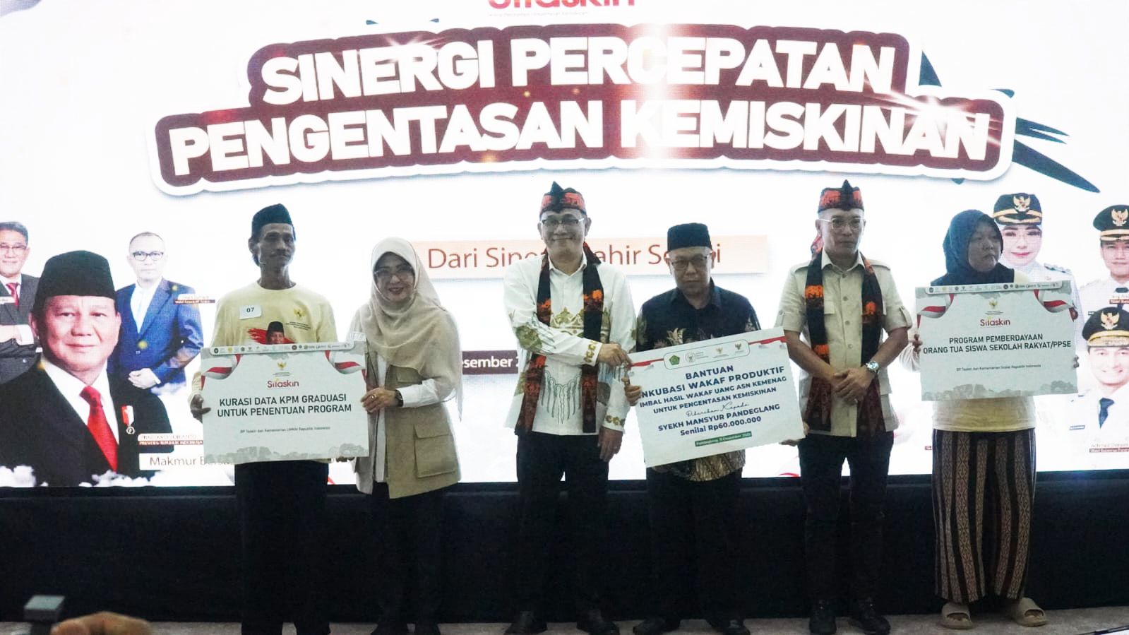 Bupati Pandeglang, Dewi Setiani dan Kepala BP Taskin, Budiman Sujatmiko saat menyerahkan bantuan pada kamis, 11 Desember 2025. | Dok. Difeni - BNC