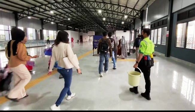 Suasana stasiun Rangkasbitung pada kamis, 11 Desember 2025 | Dok. Difeni - BNC