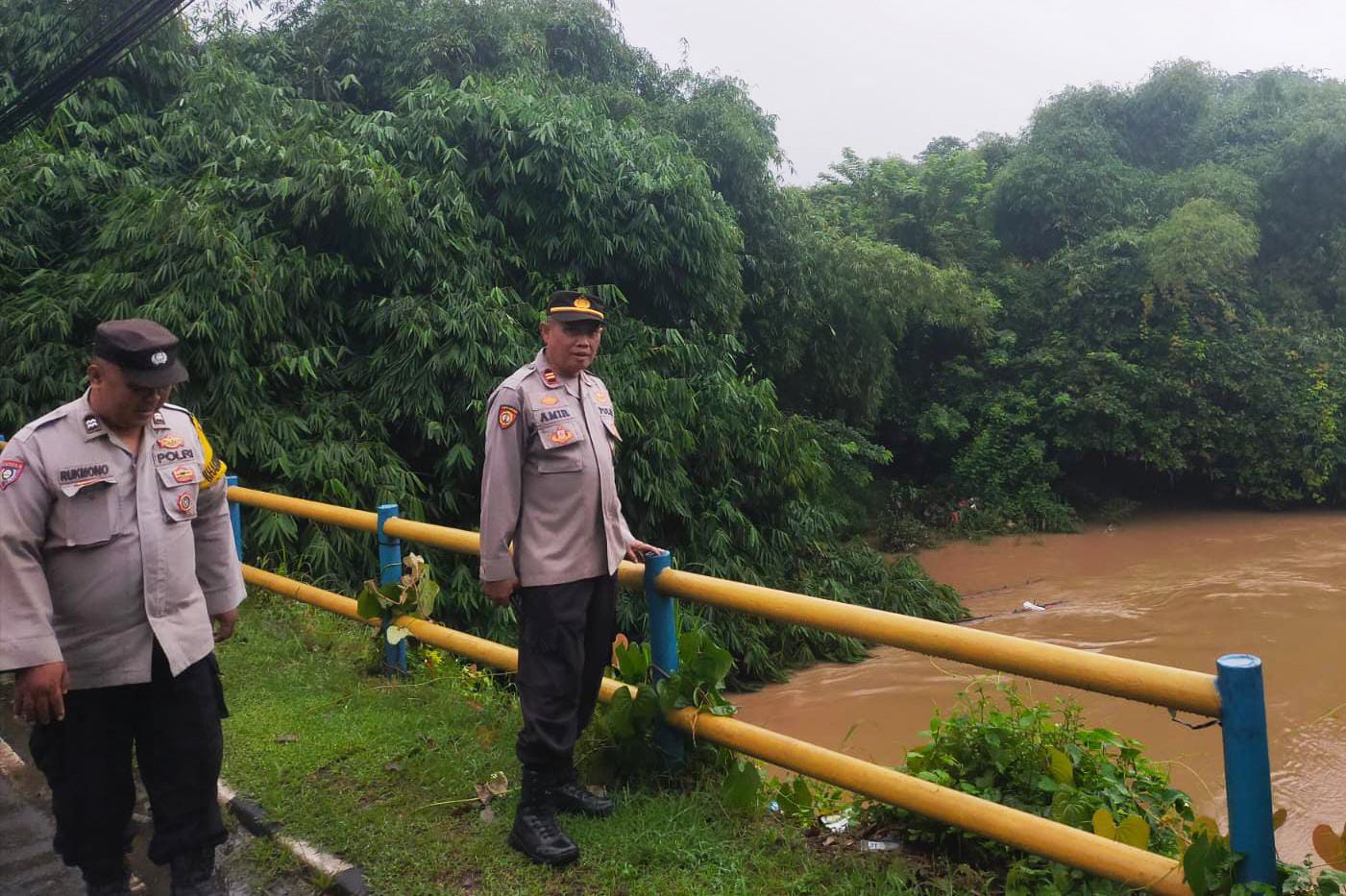 Anggota Polsek Cikupa melakukan pemantauan di Kali Cimanceri, Desa Budimulya, Kecamatan Cikupa, Kabupaten Tangerang l Dok. Istimewa