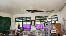 Atap atau plafon salah satu ruang kelas SDN Budimulya yang ambrol saat kegiatan belajar kegiatan belajar mengajar l Dok. Munjul-BNC
