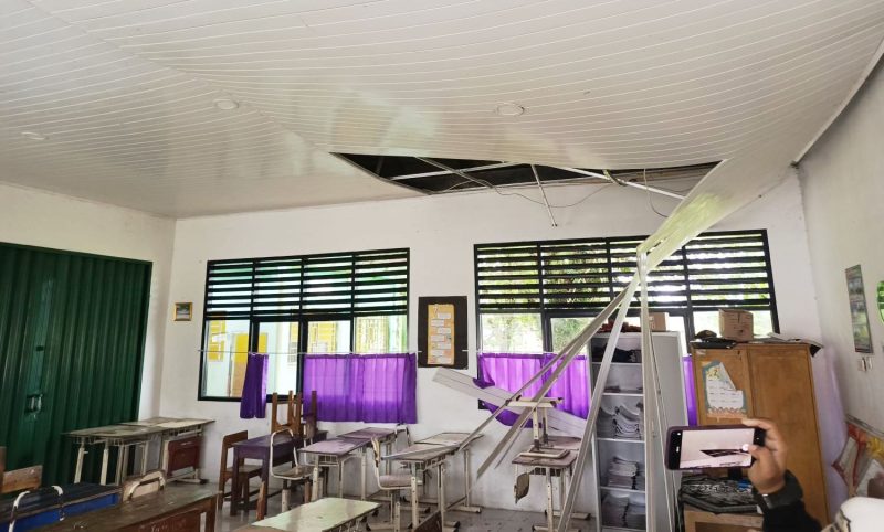 Atap atau plafon salah satu ruang kelas SDN Budimulya yang ambrol saat kegiatan belajar kegiatan belajar mengajar l Dok. Munjul-BNC