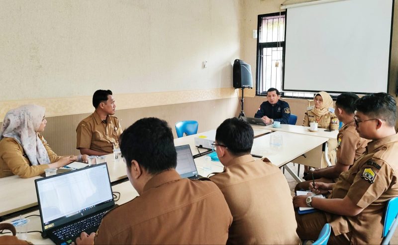 Kepala BKPSDM Kota Serang, Murni, saat rapat bersama jajaran di kantornya I Dok. Roy-BNC