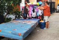 Warga membersihkan lumpur dan sisa genangan air di area permukiman pascabanjir l Dok. Munjul-BNC