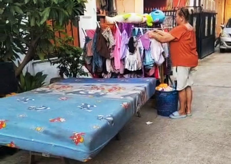 Warga membersihkan lumpur dan sisa genangan air di area permukiman pascabanjir l Dok. Munjul-BNC