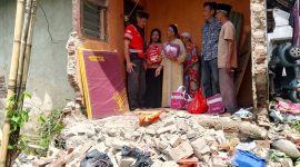 Saat tim Tagana memberikan bantuan kepada ibu Marwati. | Dok. Difeni - BNC.