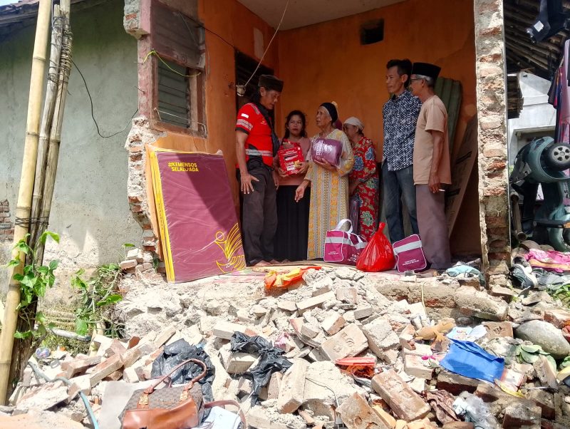Saat tim Tagana memberikan bantuan kepada ibu Marwati. | Dok. Difeni - BNC.