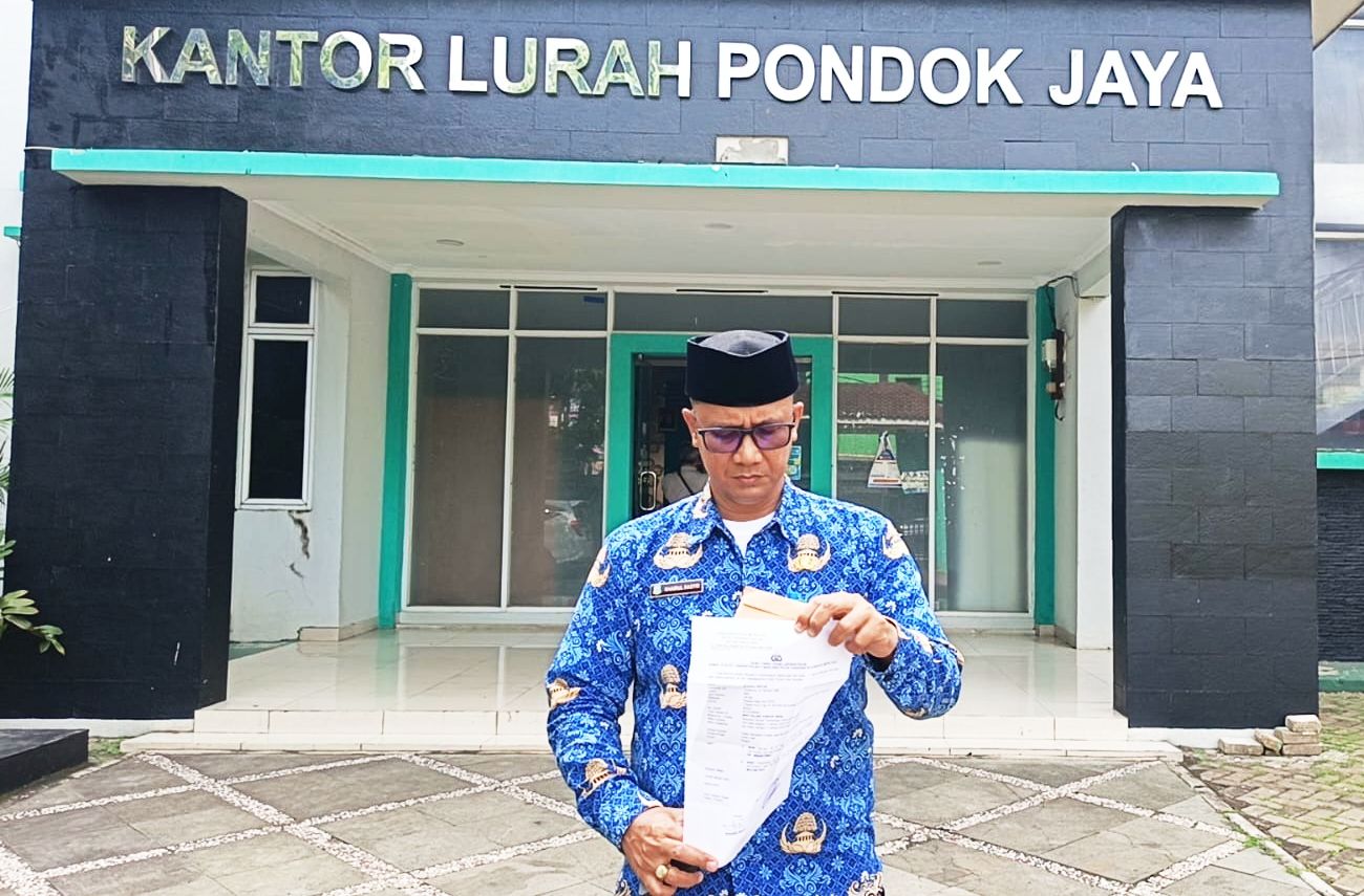 Khairul Rasyid, Lurah Pondok Jaya, usai memberikan keterangan kepada wartawan di halaman kantornya l Dok. Munjul