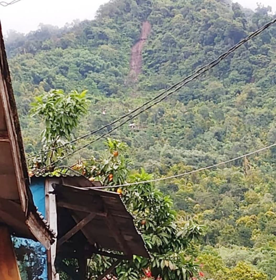 tangkapan layar vidio amatir dari warga saat terjadinya longsor di gunung karang pandeglang pada Senin, 12 Januari 2026. | Dok. Istimewa