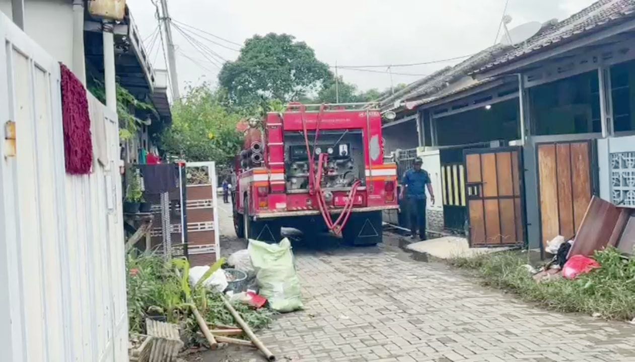 Petugas Damkar Kota Serang hendak membersihkan lumpur yang menempel di rumah warga Grand Sutera I Dok. Roy-BNC