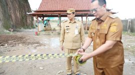 Walikota Serang Budi Rustandi saat membentangkan garis pembatas di area tambang ilegal, Kelurahan Umbul Tengah, Kecamatan Taktakan I Dok. Roy-BNC