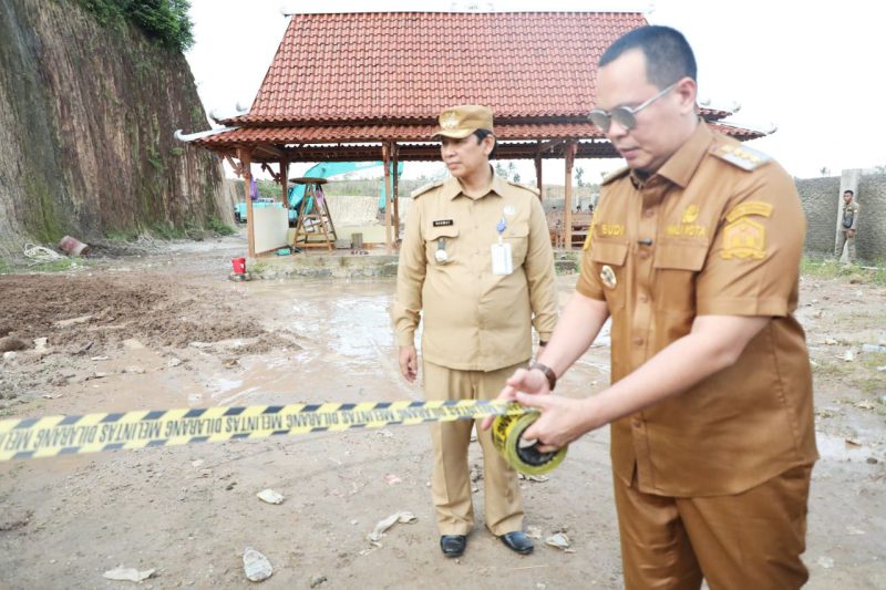 Walikota Serang Budi Rustandi saat membentangkan garis pembatas di area tambang ilegal, Kelurahan Umbul Tengah, Kecamatan Taktakan I Dok. Roy-BNC