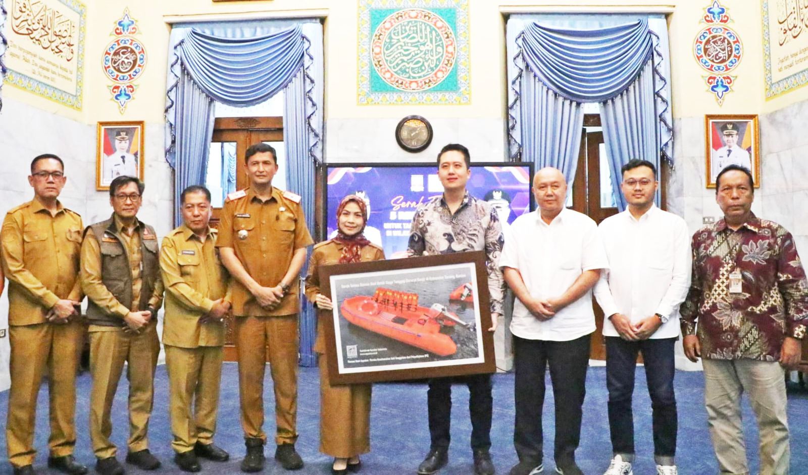 Bupati Serang Ratu Rachmatuzakiyah menerima penyerahan bantuan lima unit rescue boat secara simbolis di Pendopo Bupati l Dok. Dwi MY-BNC 