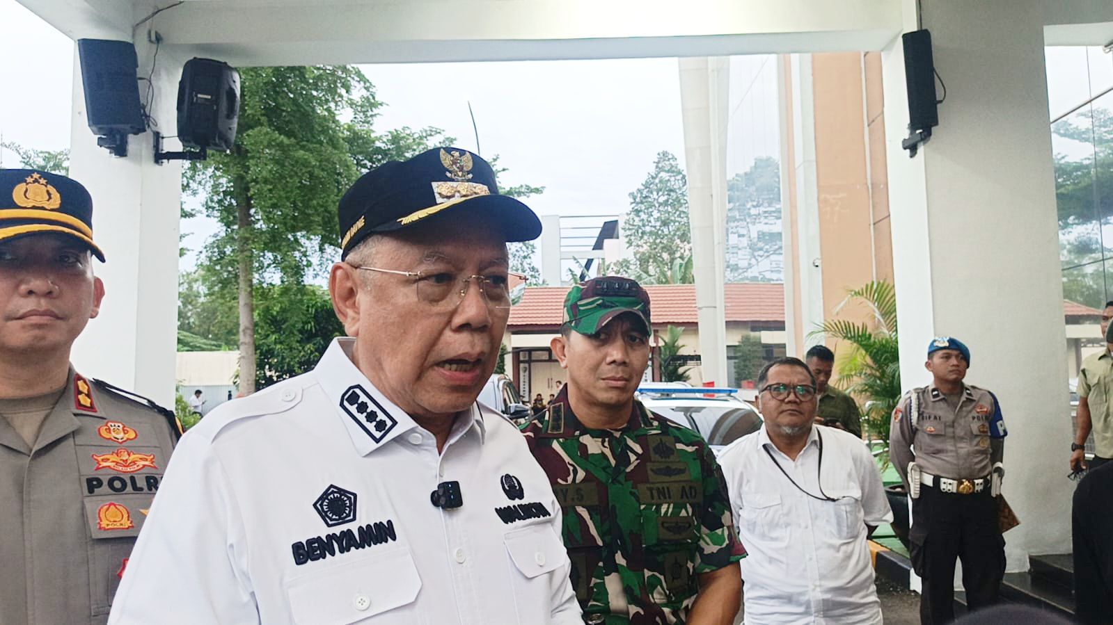 Walikota Tangsel Benyamin Davnie saat diwawancarai wartawan l Dok. Munjul-BNC