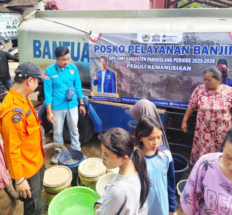 DPD KNPI beserta BPBD pak kabupaten Pandeglang saat menyalurkan air bersih kepada masyarakat yang terdampak banjir. | Dok. Istimewa