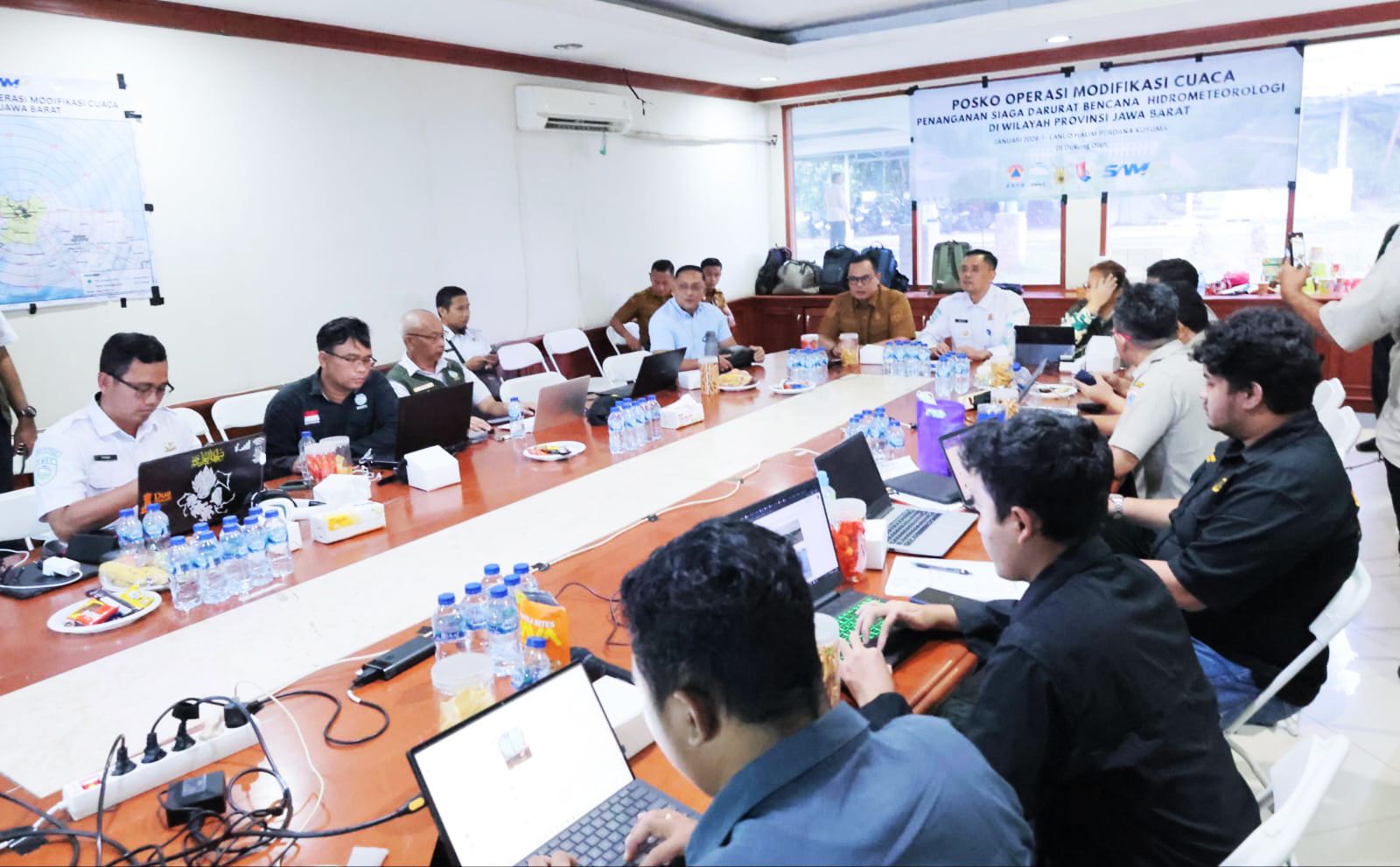 Walikota Serang, Budi Rustandi, saat mengikuti rapat posko operasi modifikasi cuaca di Lanud Halim Perdanakusuma, Jakarta I Dok. Istimewa