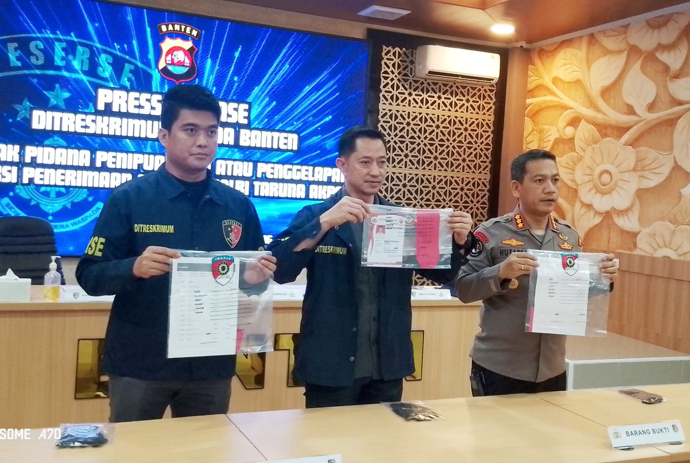 Dirreskrimum Polda Banten, Dian Setyawan (tengah), menunjukan barang bukti dugaan kasus penipuan lolos seleksi Taruna Akpol. 