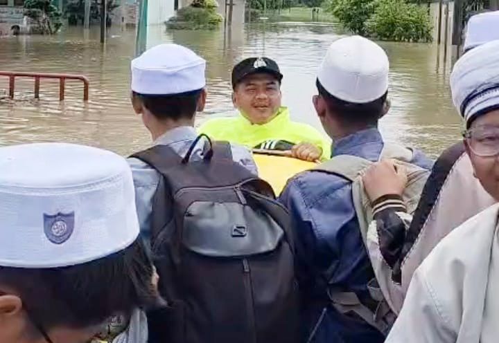 Evakuasi puluhan santri Pondok Pesantren (Ponpes) Al-Fattah yang terdampak banjir di Kampung Seglok, Desa Pasir Bolang, Kecamatan Tigaraksa l Dok. Istimewa