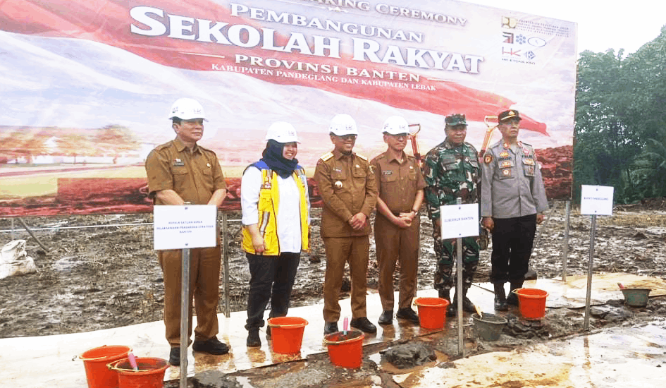 Gubernur Banten, Andra Soni saat menghadiri acara ground breaking ceremony pembangunan sekolah rakyat pada Senin, 12 Januari 2026. | Dok. Istimewa